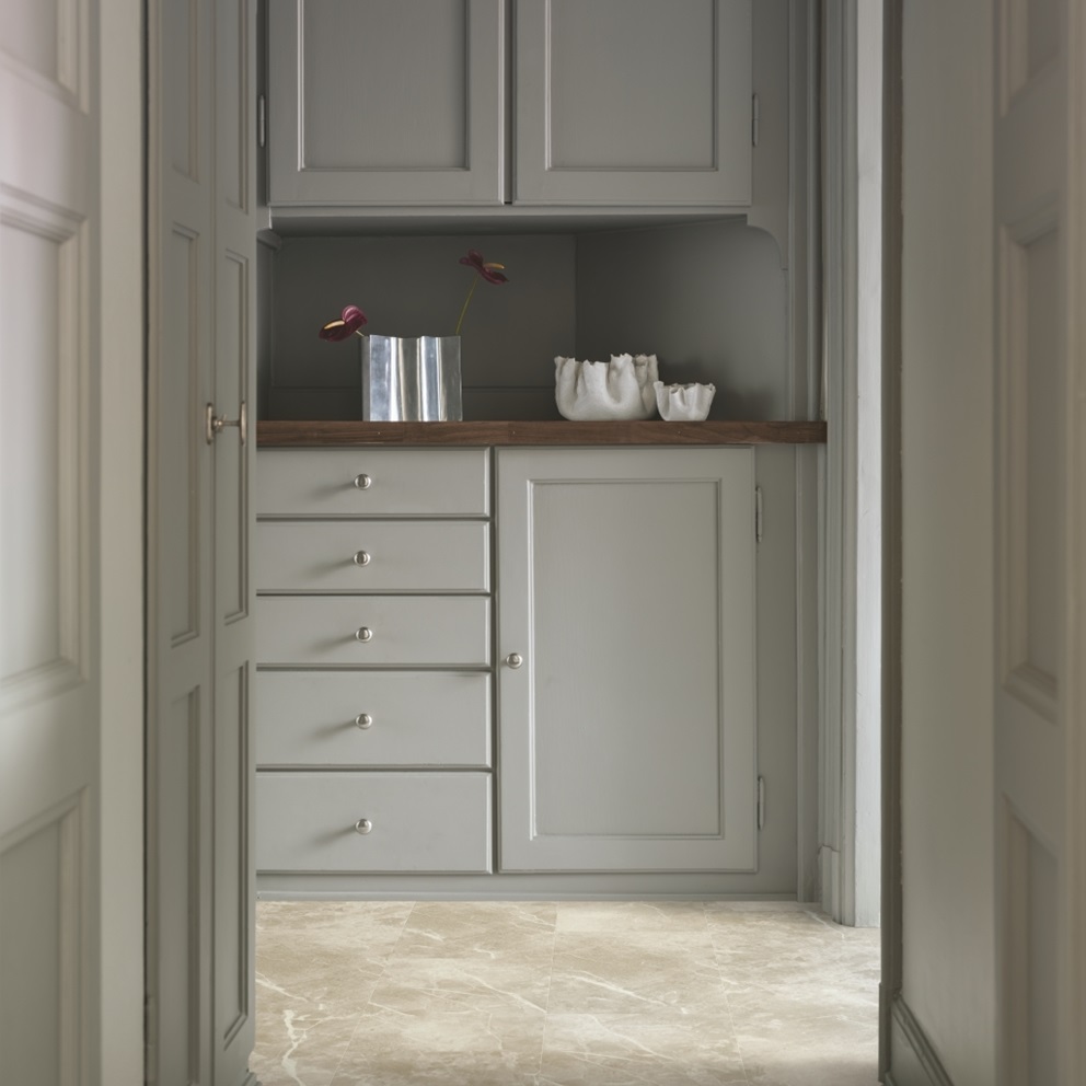 Кварцвиниловый SPC ламинат Pergo Viskan Pad Pro Мрамор Серый V4320-40296 610×303×5 фото в интерьере