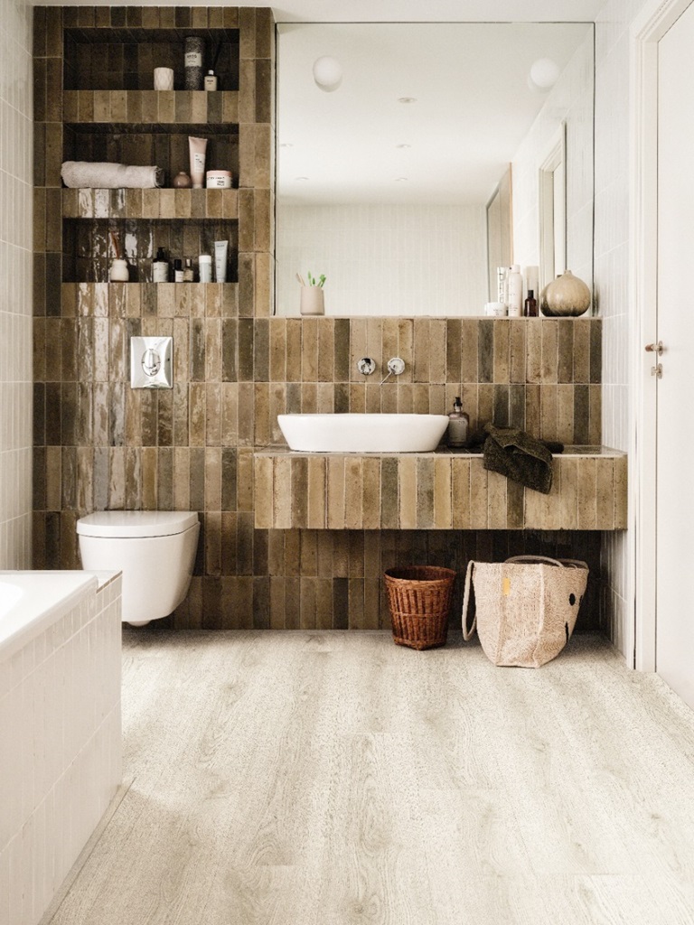 Кварцвиниловый SPC ламинат Pergo Glomma Pad Pro Болотный Дуб Белый V4431-40301 1494×209×6 фото в интерьере