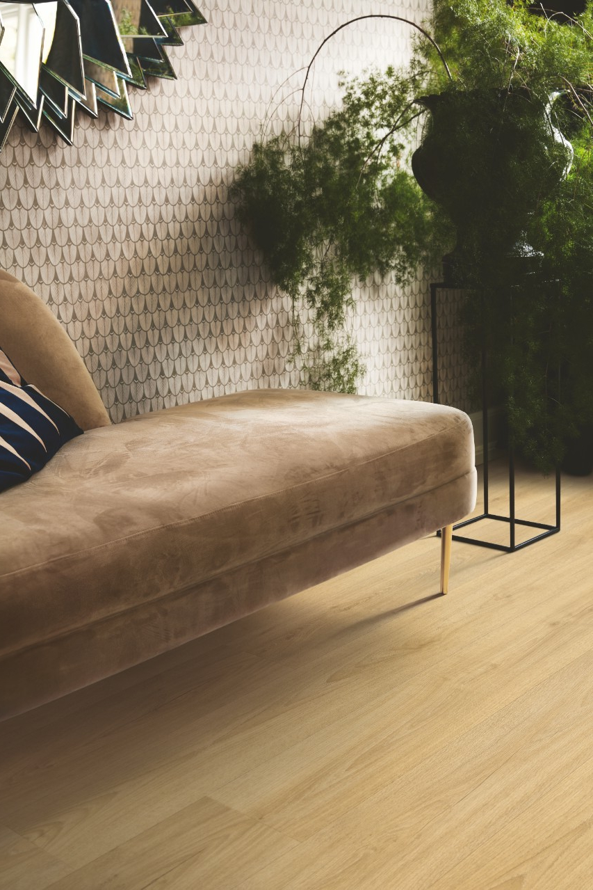 Кварцвиниловый SPC ламинат Pergo Glomma Pad Pro Дуб Характерный Натуральный V4431-40306 1494×209×6 фото в интерьере