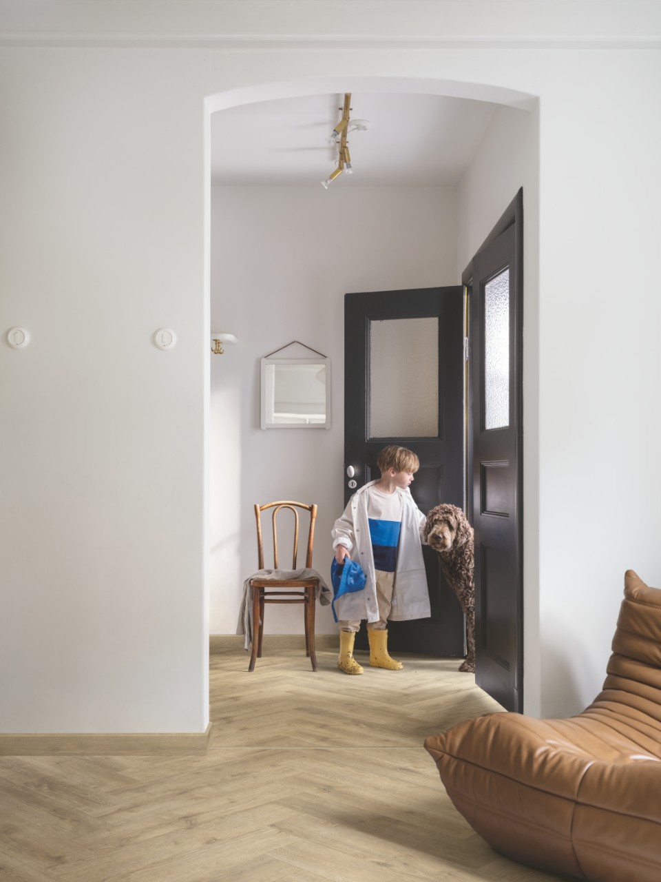 Кварцвиниловый SPC ламинат Pergo Vorma Pad Pro Вековой Дуб Бежевый V4524-40286 венгерская елка 630×126×6 фото в интерьере