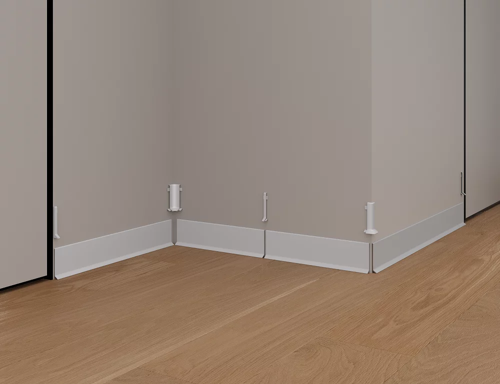 Соединитель алюминиевый для плинтуса Laconistiq Adhesive Белый RAL 9016 матовый 115-22-60 60 мм фото в интерьере