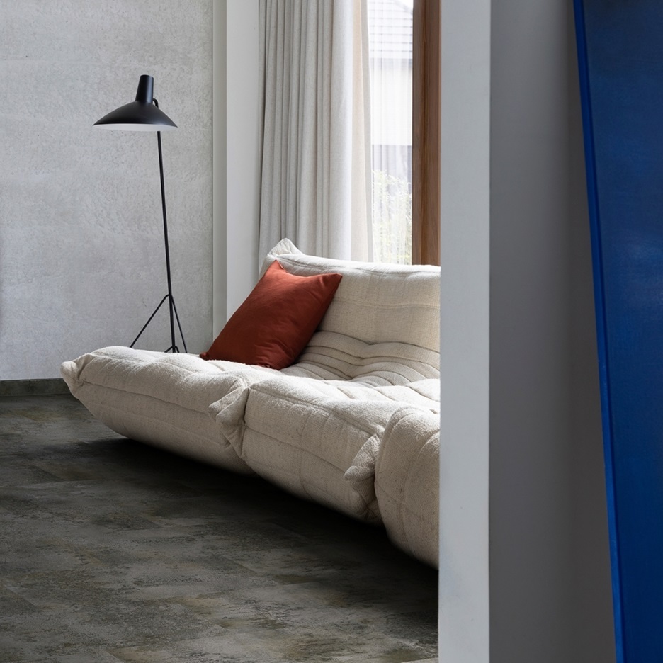 Кварцвиниловая плитка Moduleo клеевая Roots Meteora 46967 659×329×2,5 фото в интерьере