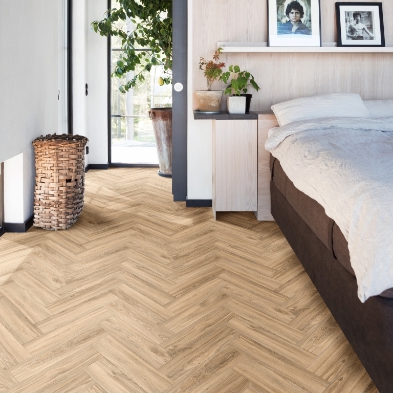 Кварцвиниловая плитка Moduleo клеевая Roots Herringbone Blackjack Oak 22229 венгерская елка 632×158×2,5 фото в интерьере