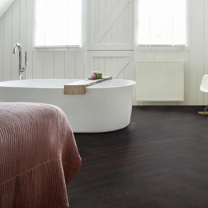 Кварцвиниловая плитка Moduleo клеевая Roots Herringbone Country Oak 54991 венгерская елка 632×158×2,5 фото в интерьере