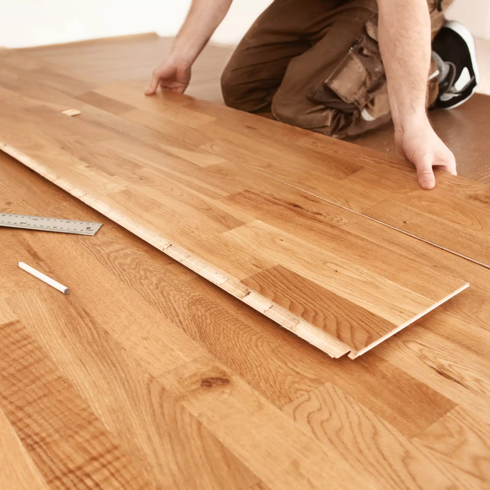 Укладка палубная паркетной и инженерной доски с замковым соединением