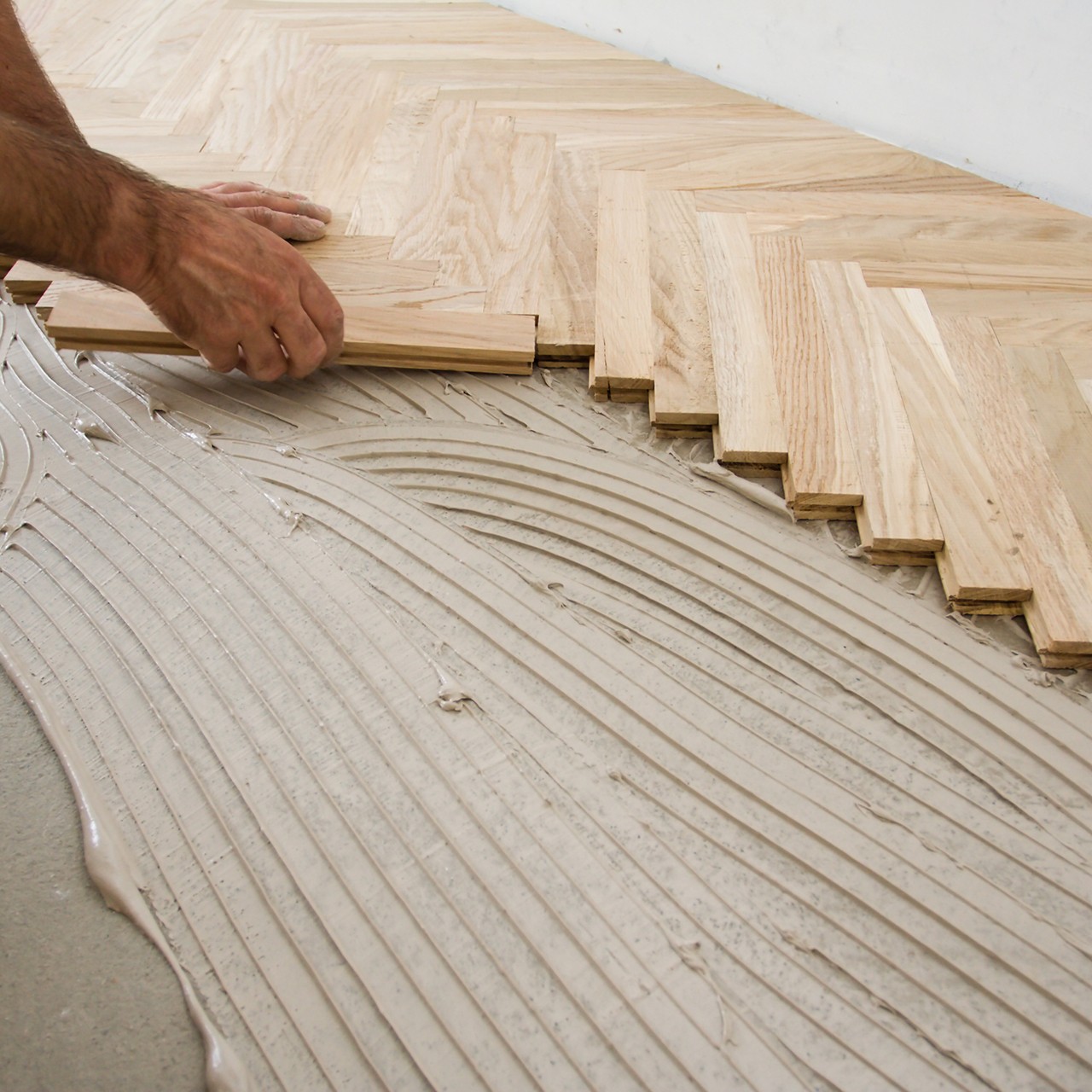 Укладка елочкой паркетной и инженерной доски на клей