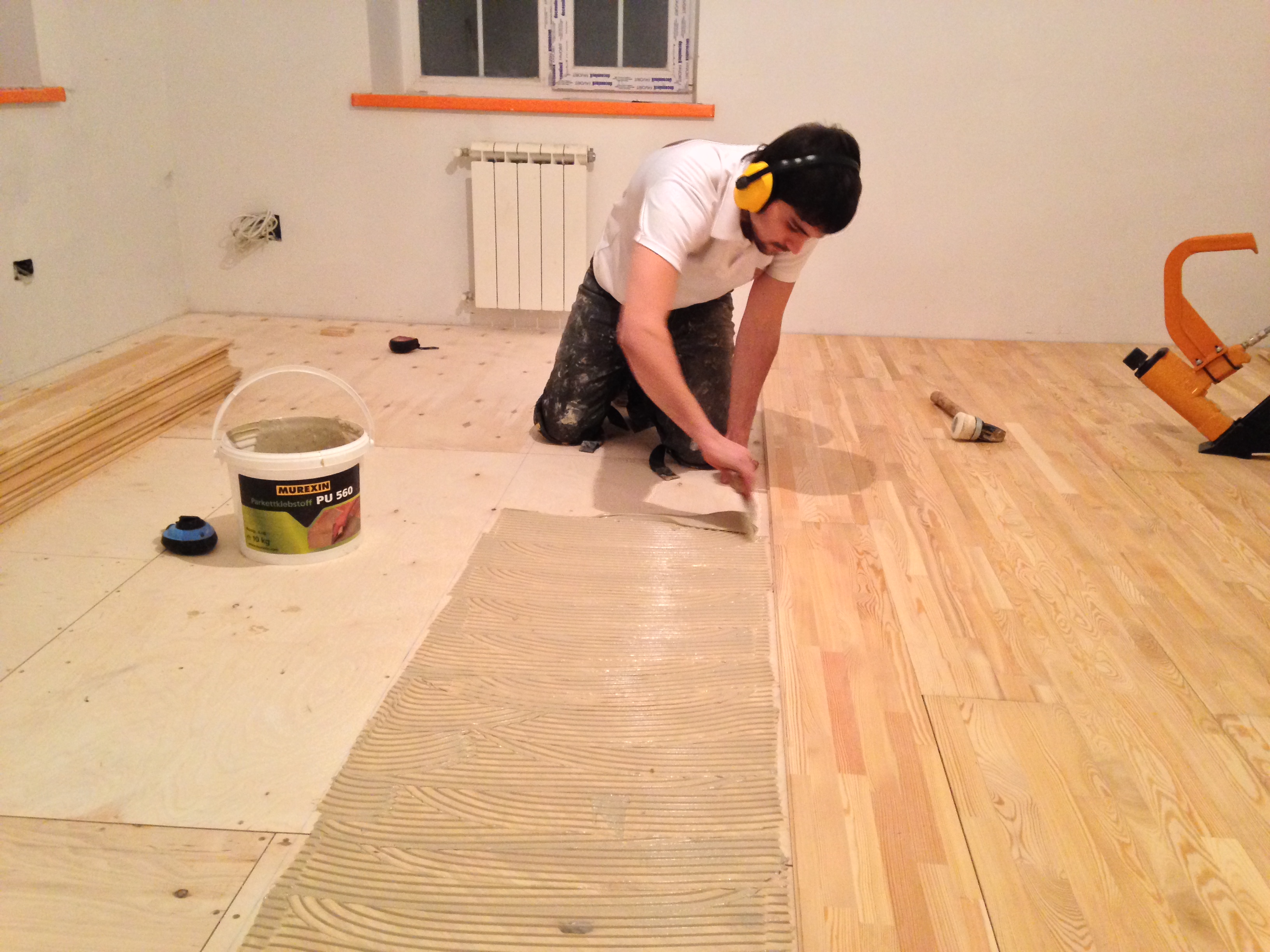 Укладка палубная паркетной и инженерной доски клеевая на фанеру