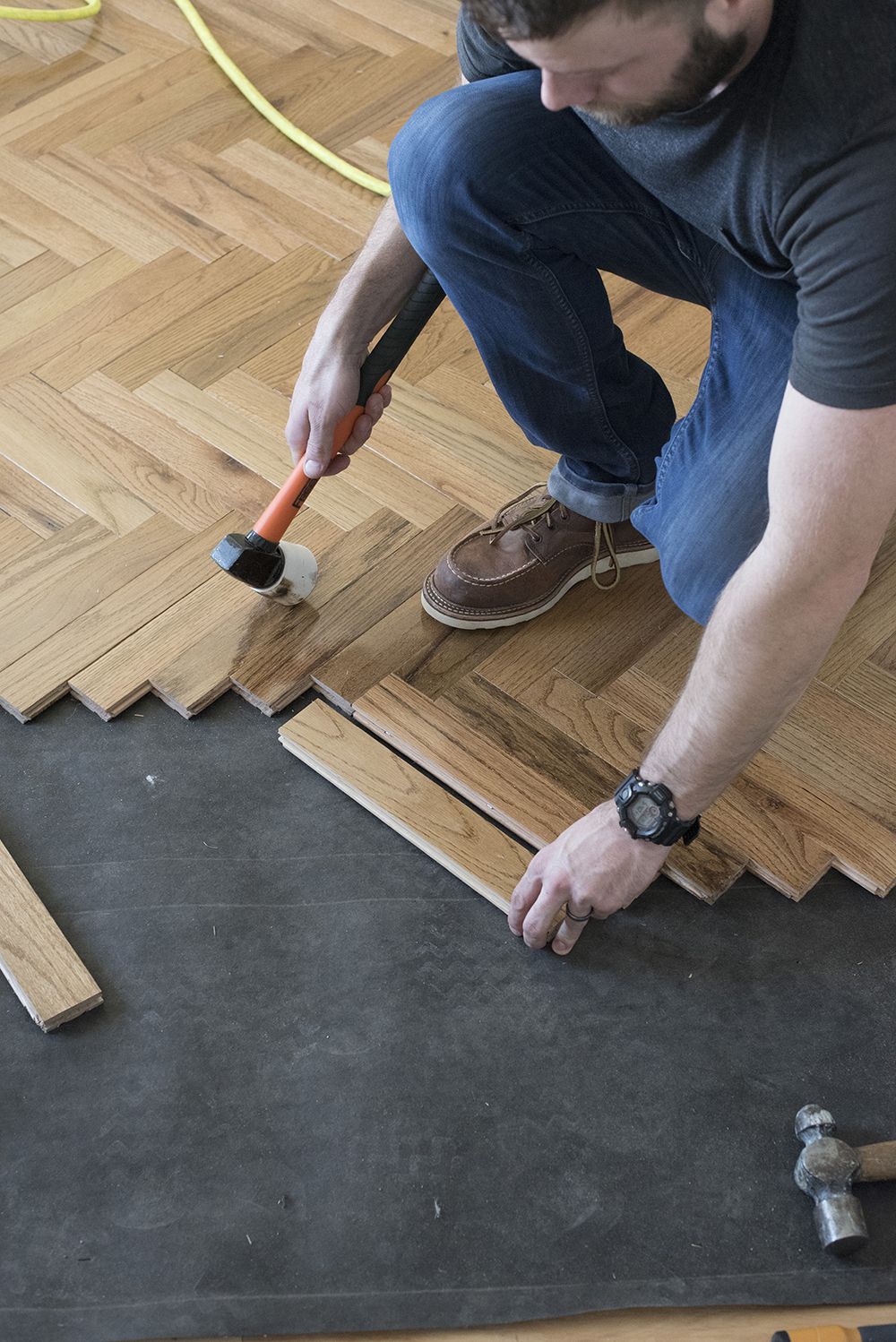 Укладка елочкой паркетной и инженерной доски с замковым соединением