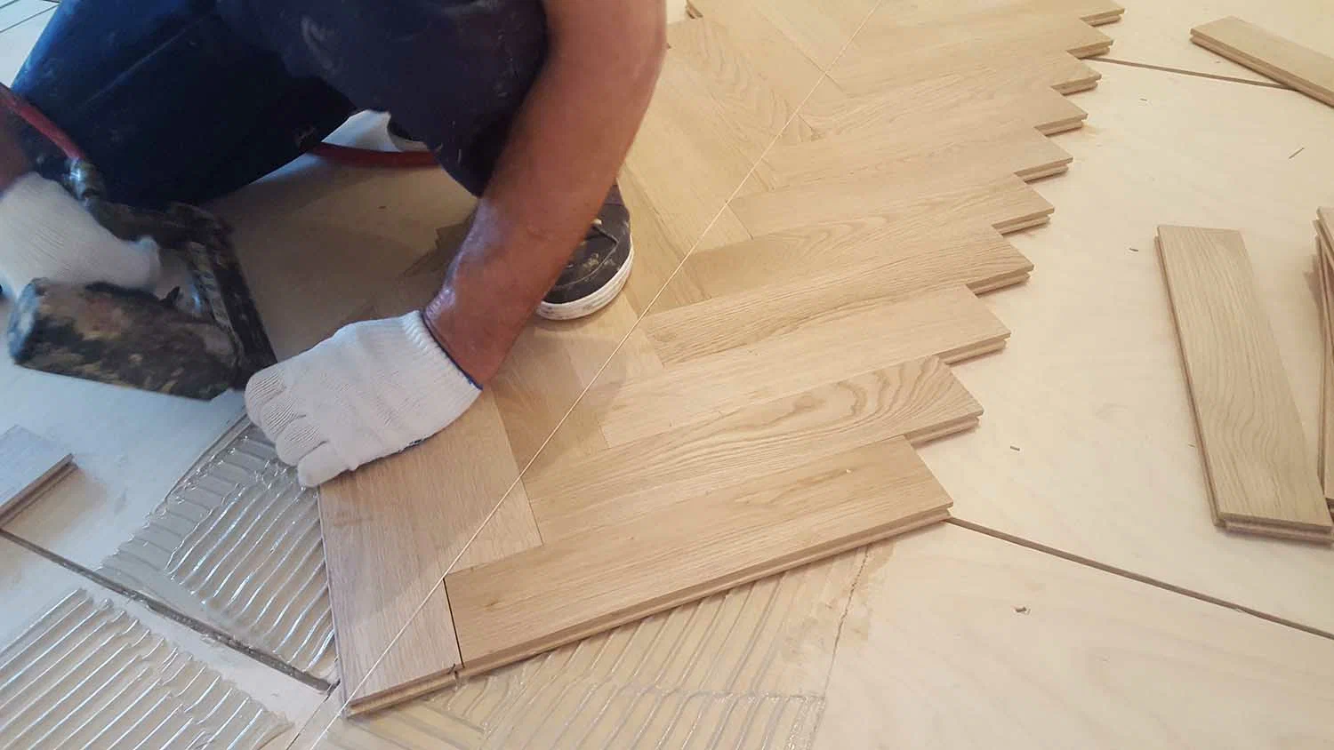 Укладка елочкой паркетной и инженерной доски клеевая на фанеру