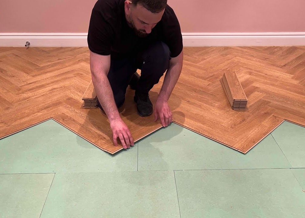 Укладка елочкой кварцвиниловых полов с замковым соединением