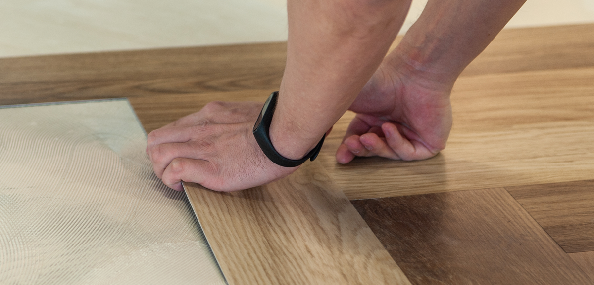 Укладка елочкой кварцвиниловой плитки на клей