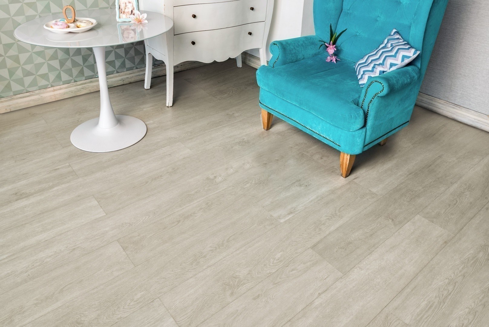 Кварцвиниловая плитка Alpine Floor клеевая Grand Sequoia LVT Эвкалипт ECO 11-102 1219,2×184,15×2,5 фото в интерьере