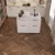 Кварцвиниловый SPC ламинат Alpine Floor Chevron Alpine Дуб Коричневый ECO 18-13 французская елка 600×127×5 фото в интерьере
