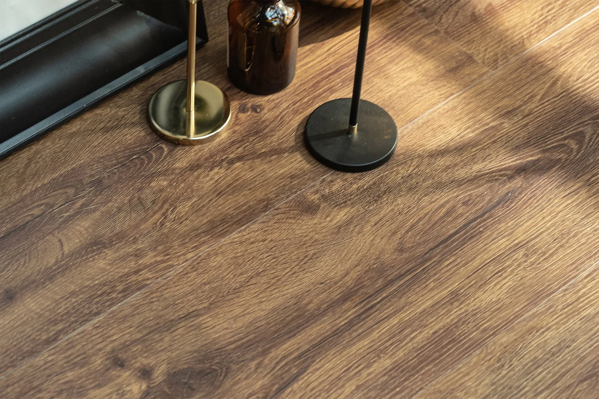 Кварцвиниловый SPC ламинат Vinilam Vinipol Дуб Турин 7899-EIR 1220×228×6 фото в интерьере