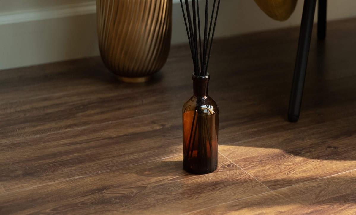 Кварцвиниловый SPC ламинат Vinilam Vinipol Дуб Турин 7899-EIR 1220×228×6 фото в интерьере