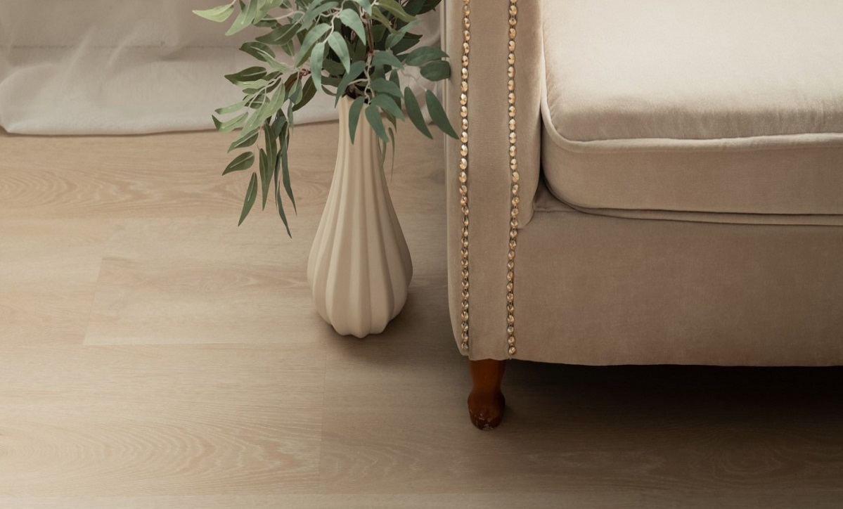 Кварцвиниловый SPC ламинат Vinilam Vinipol Дуб Ното 7892-EIR 1220×228×6 фото в интерьере