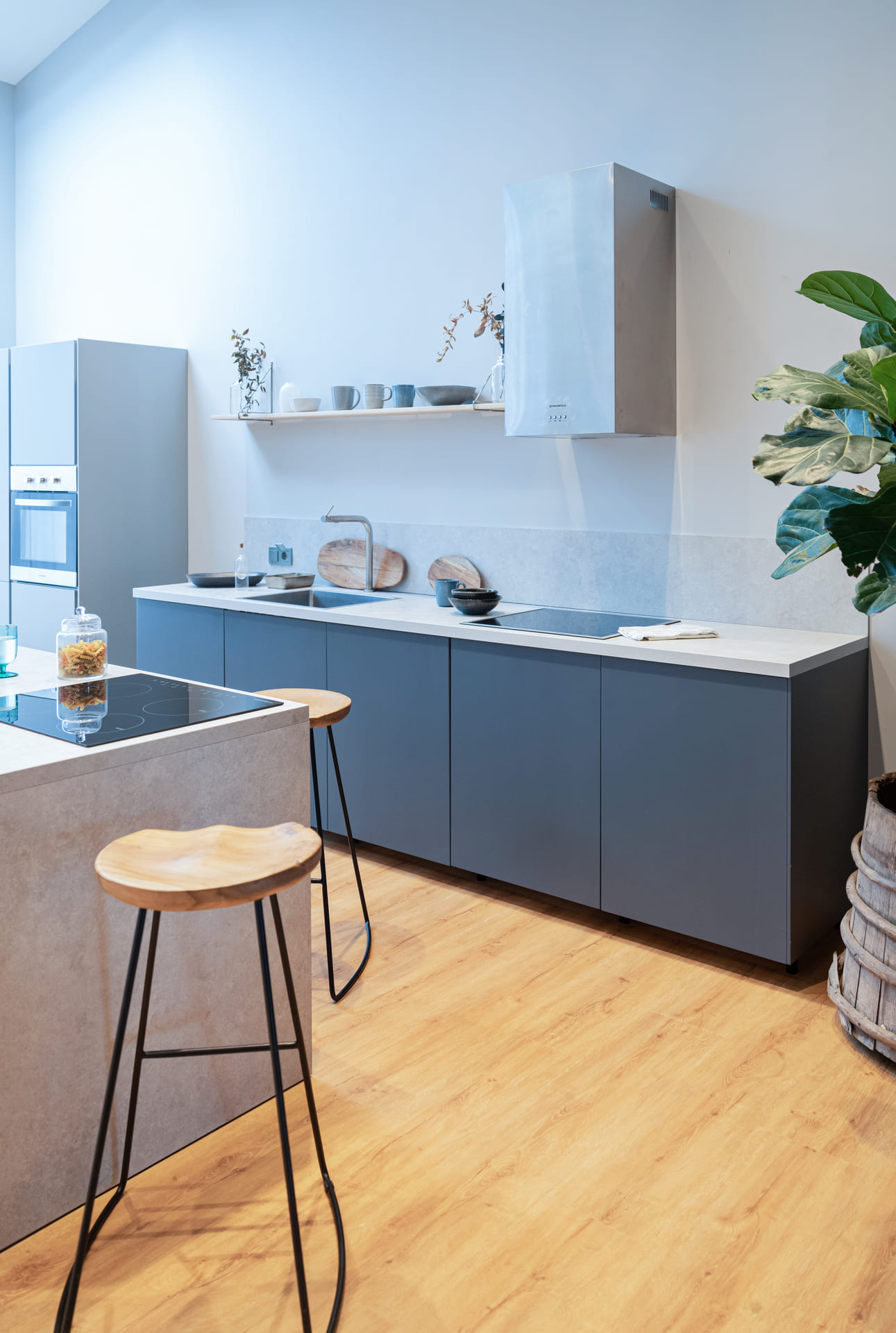 Кварцвиниловый SPC ламинат Vinilam Vinipol Дуб Флоренция 7896-EIR 1220×228×5 фото в интерьере