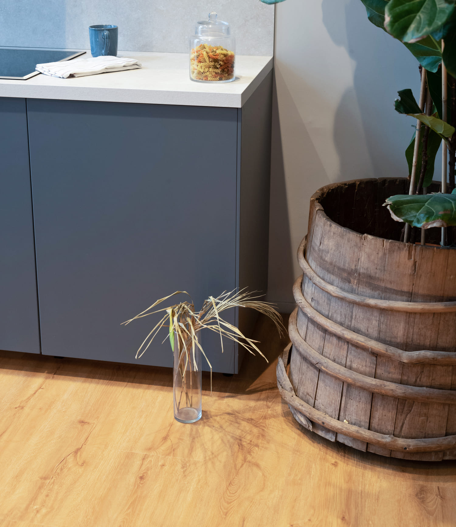 Кварцвиниловый SPC ламинат Vinilam Vinipol Дуб Флоренция 7896-EIR 1220×228×5 фото в интерьере