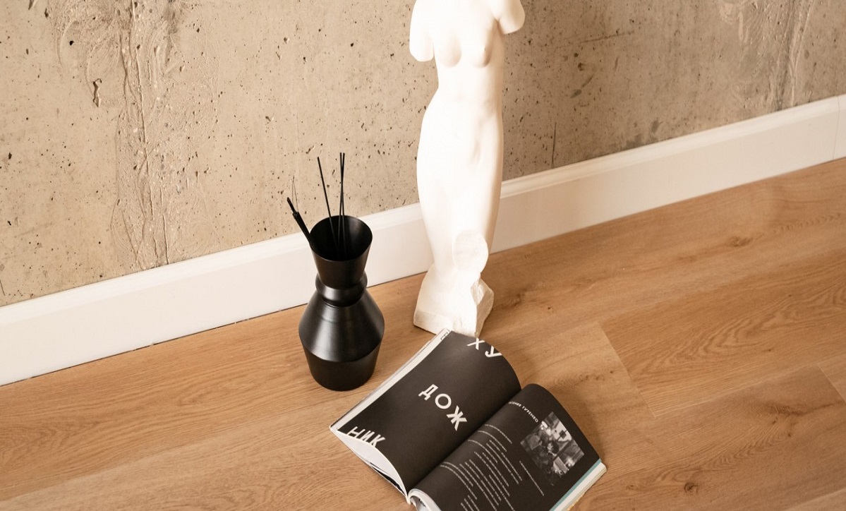 Кварцвиниловый SPC ламинат Vinilam Vinipol Дуб Верона 7898-EIR 1220×228×6 фото в интерьере