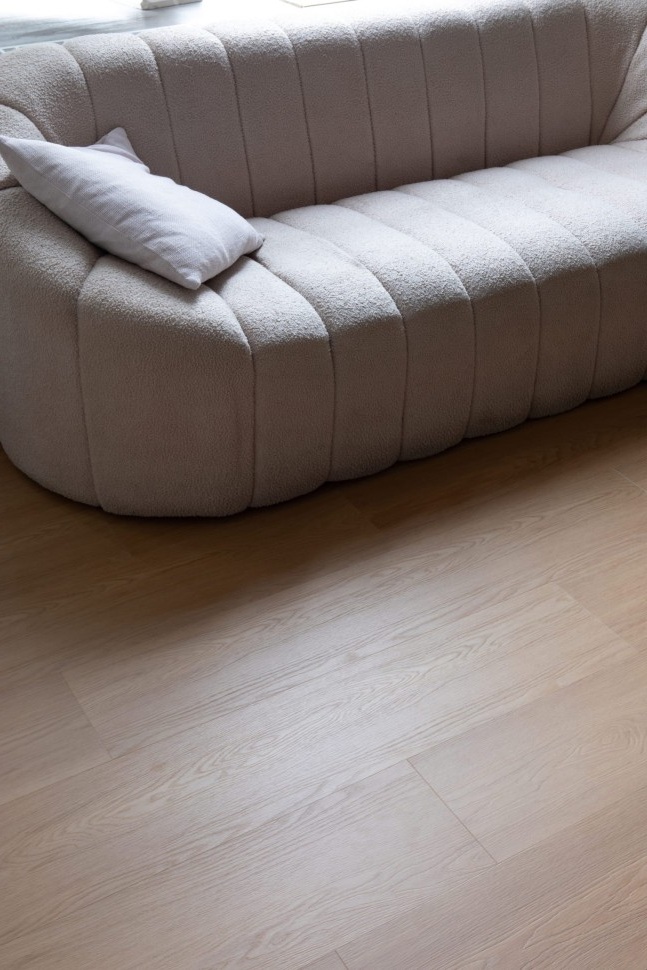 Кварцвиниловый SPC ламинат Vinilam Vinipol Дуб Ферра 8822-EIR 1220×228×6 фото в интерьере