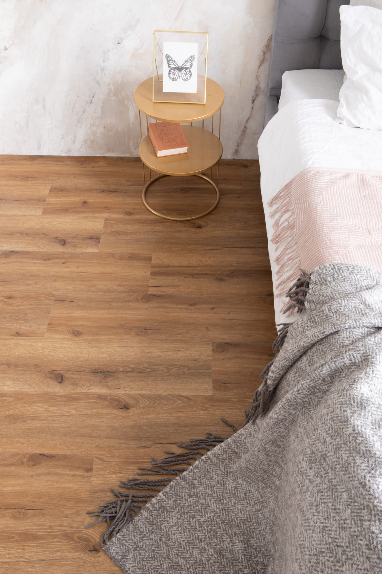 Кварцвиниловый SPC ламинат Vinilam Vinipol Дуб Сан-Ремо 8833-EIR 1220×228×6 фото в интерьере