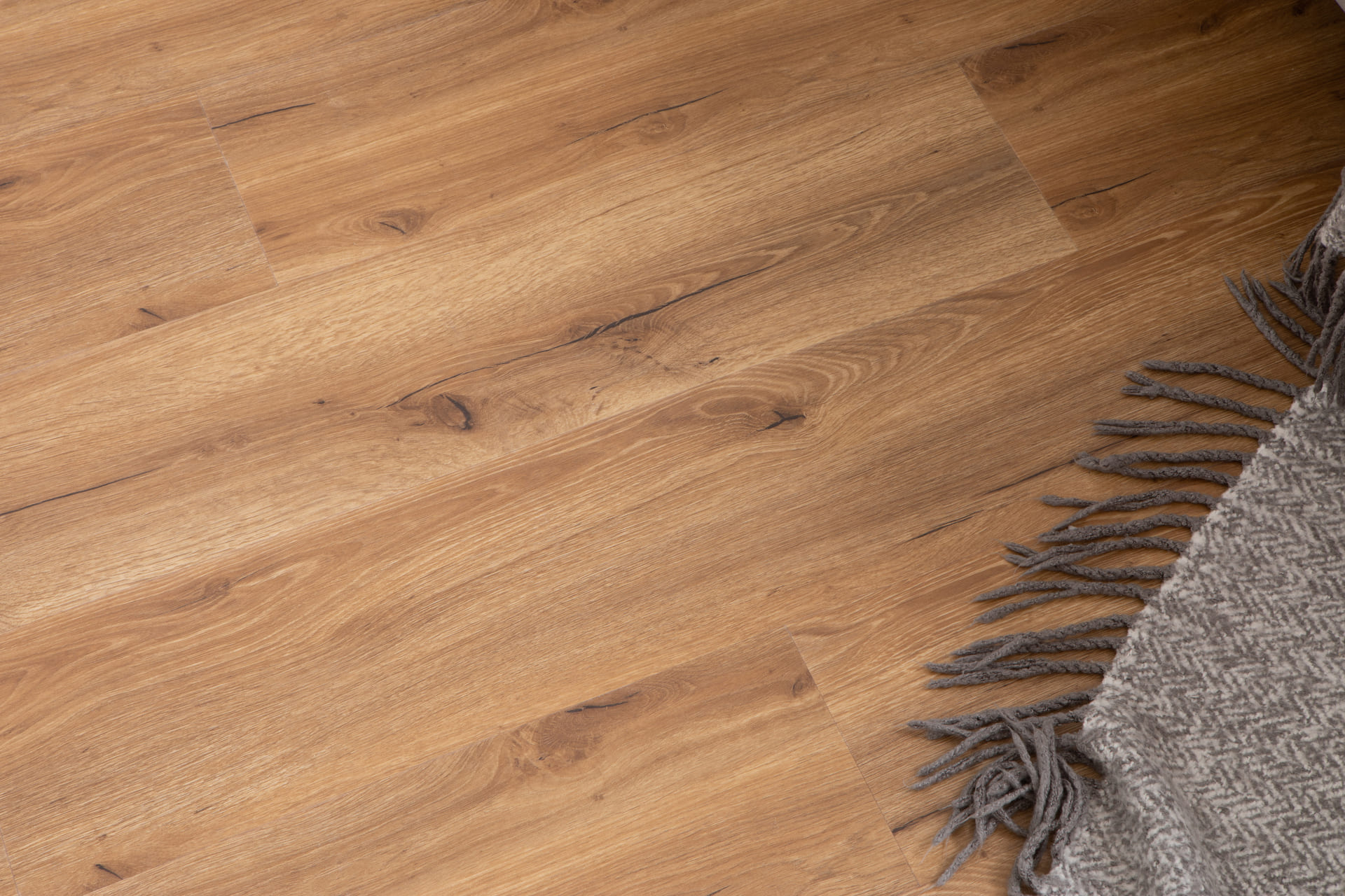 Кварцвиниловый SPC ламинат Vinilam Vinipol Дуб Сан-Ремо 8833-EIR 1220×228×6 фото в интерьере