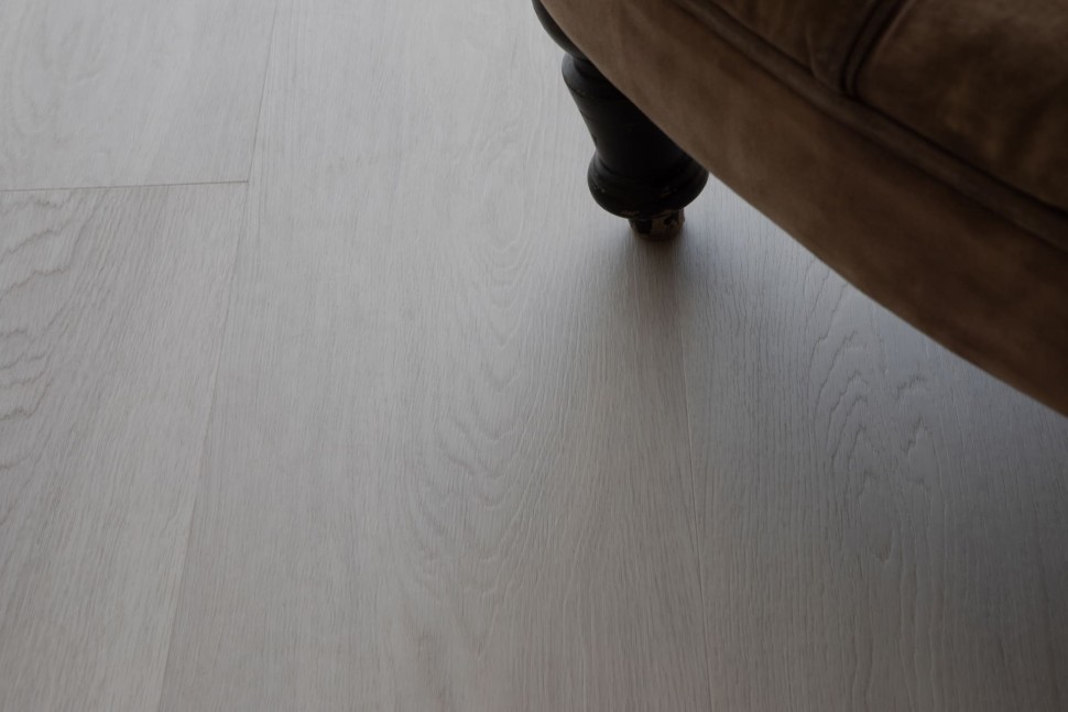 Кварцвиниловый SPC ламинат Vinilam Vinipol Дуб Равенна 8855-EIR 1220×228×6 фото в интерьере