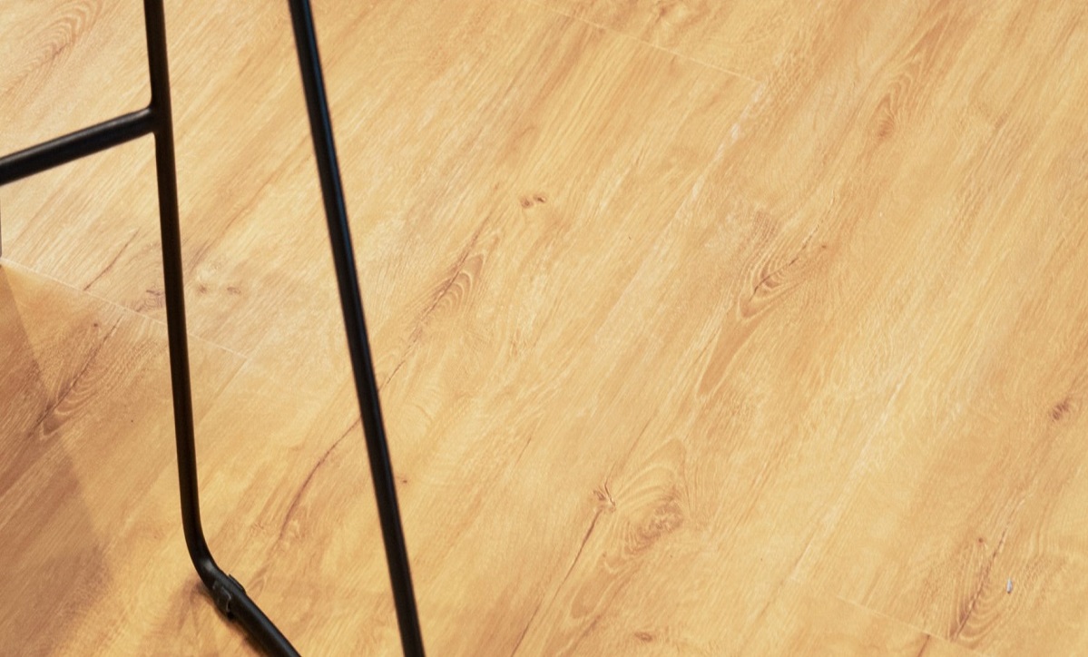 Кварцвиниловая плитка Vinilam клеевая Vinipol Glue Дуб Флоренция 7896-EIR 1219,6×228,6×2 фото в интерьере