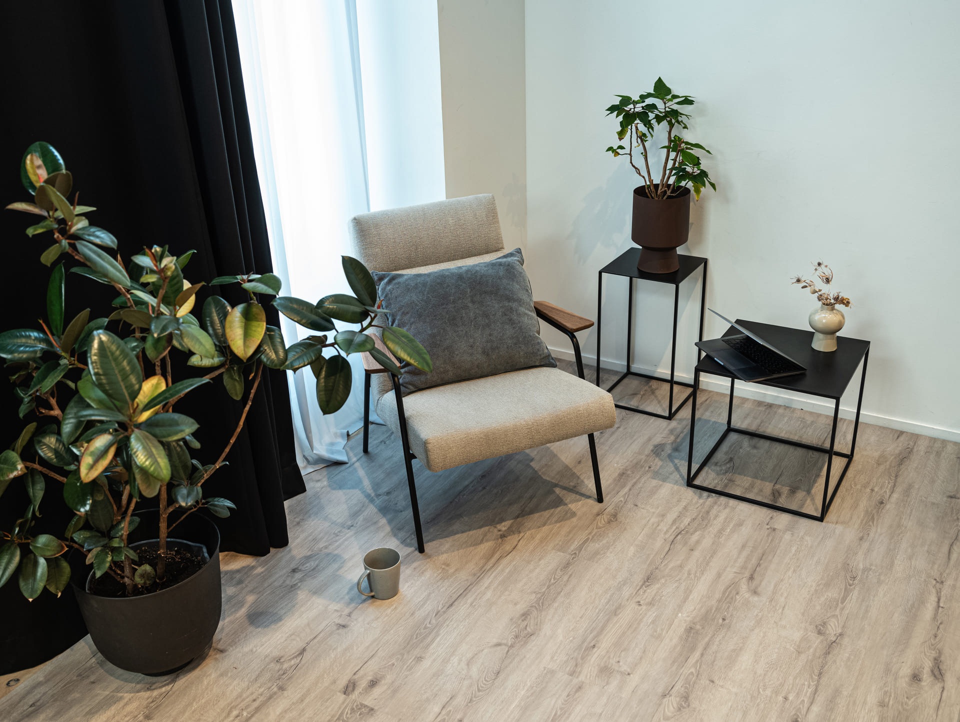 Кварцвиниловая плитка Vinilam клеевая Vinipol Glue Дуб Неаполь 7897-EIR 1219,6×228,6×2 фото в интерьере