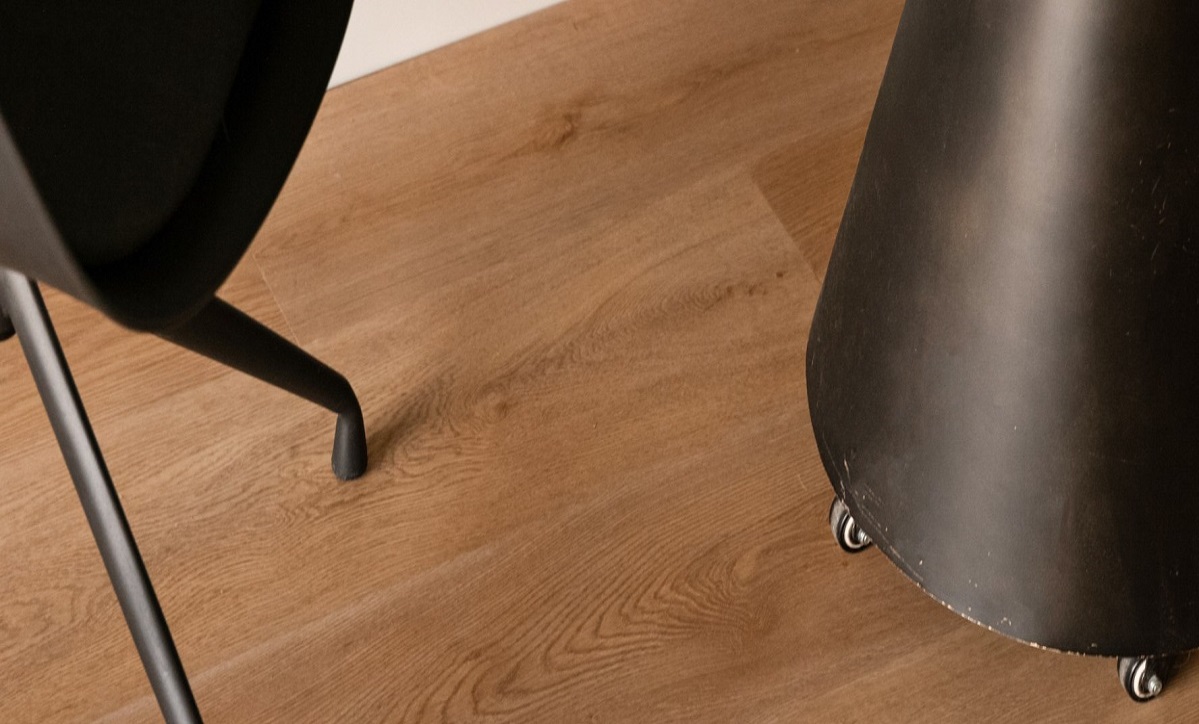 Кварцвиниловая плитка Vinilam клеевая Vinipol Glue Дуб Верона 7898-EIR 1219,6×228,6×2 фото в интерьере