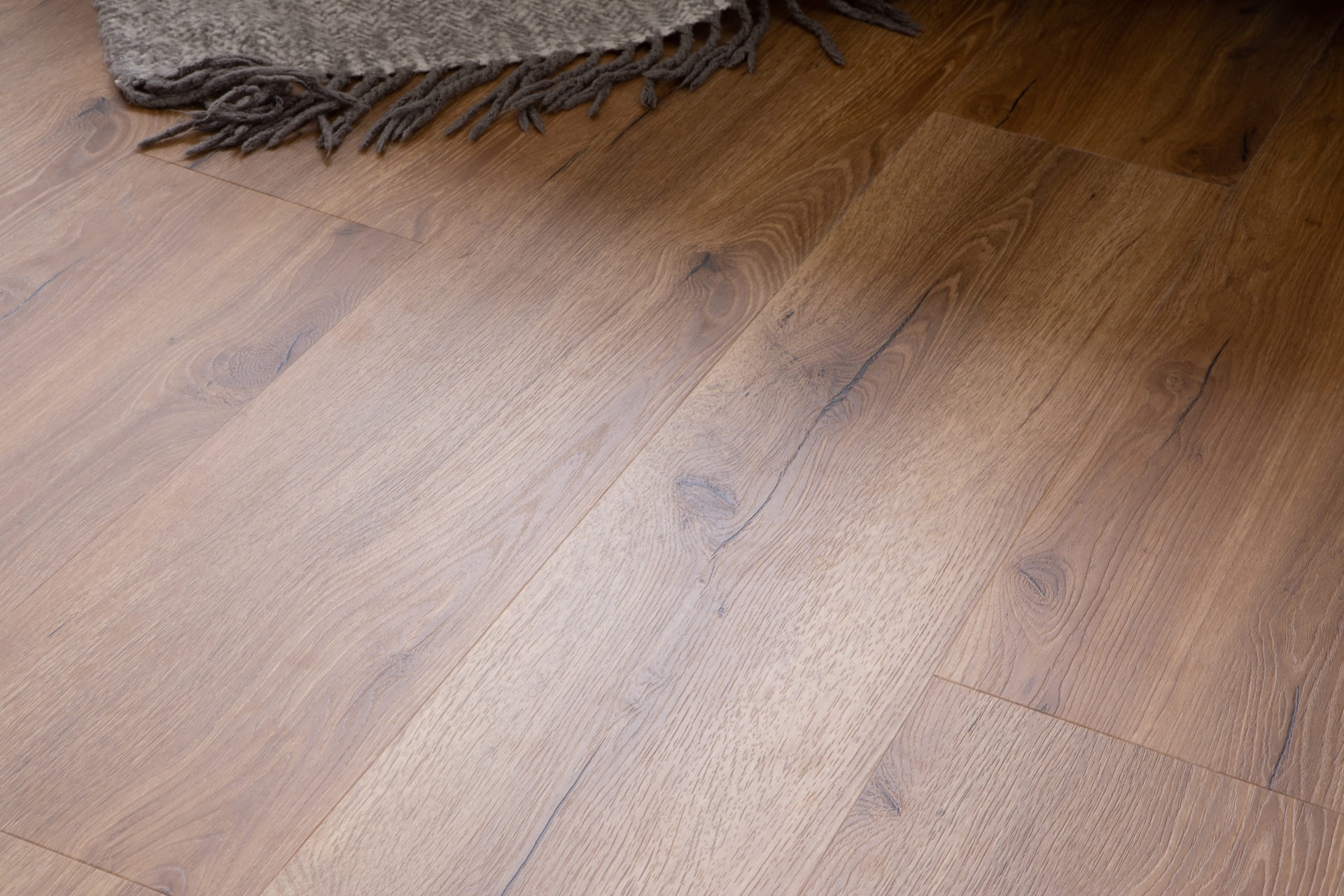 Кварцвиниловая плитка Vinilam клеевая Vinipol Glue Дуб Сан-Ремо 8833-EIR 1219,6×228,6×2 фото в интерьере