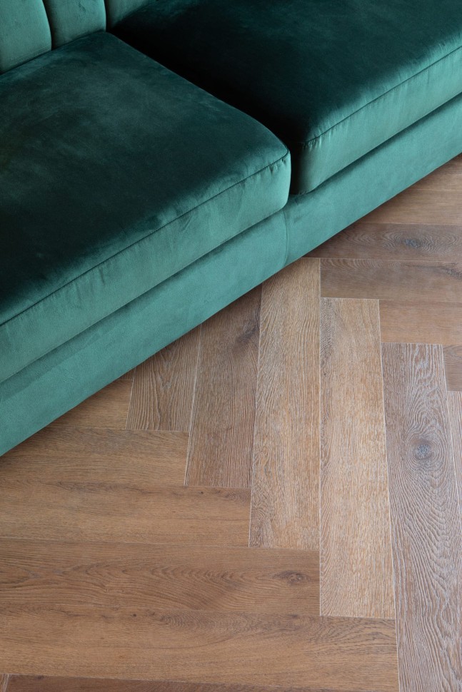 Кварцвиниловый SPC ламинат Vinilam Vinipol Herringbone Паркет Пикассо 9911 венгерская елка 762×127×7 фото в интерьере