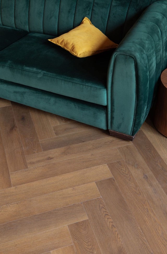 Кварцвиниловый SPC ламинат Vinilam Vinipol Herringbone Паркет Пикассо 9911 венгерская елка 762×127×7 фото в интерьере