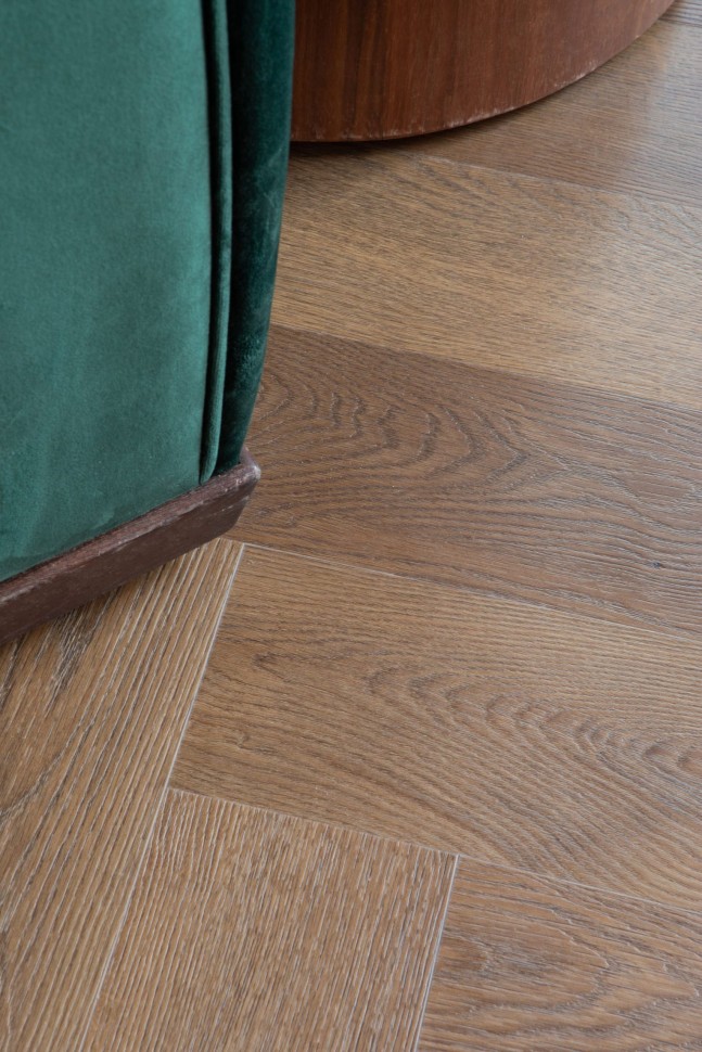 Кварцвиниловый SPC ламинат Vinilam Vinipol Herringbone Паркет Пикассо 9911 венгерская елка 762×127×7 фото в интерьере