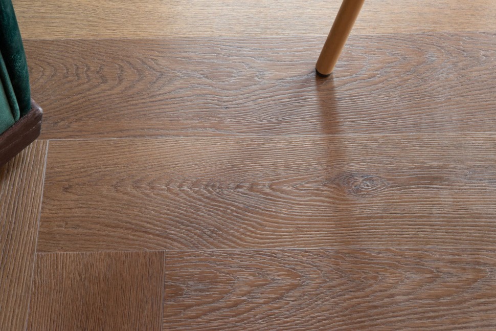 Кварцвиниловый SPC ламинат Vinilam Vinipol Herringbone Паркет Пикассо 9911 венгерская елка 762×127×7 фото в интерьере