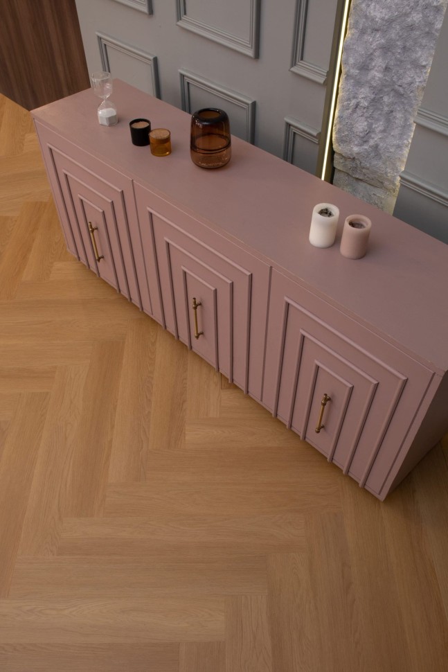 Кварцвиниловый SPC ламинат Vinilam Vinipol Herringbone Паркет Васко да Гама 9922 венгерская елка 762×127×7 фото в интерьере