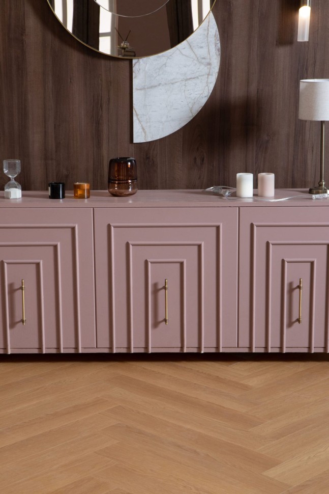 Кварцвиниловый SPC ламинат Vinilam Vinipol Herringbone Паркет Васко да Гама 9922 венгерская елка 762×127×7 фото в интерьере