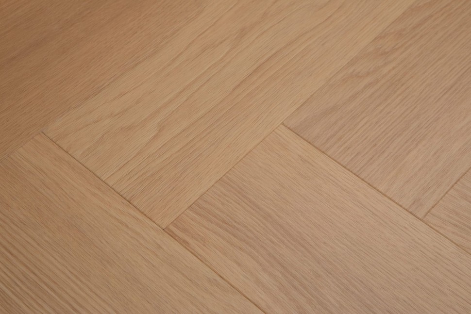 Кварцвиниловый SPC ламинат Vinilam Vinipol Herringbone Паркет Васко да Гама 9922 венгерская елка 762×127×7 фото в интерьере