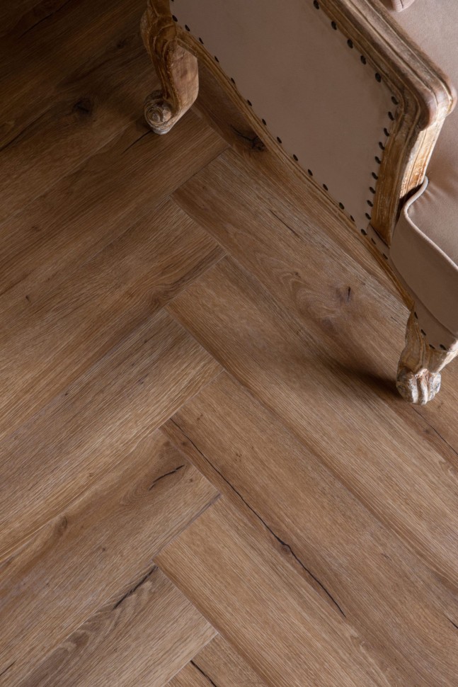 Кварцвиниловый SPC ламинат Vinilam Vinipol Herringbone Паркет Франческо 9933 венгерская елка 762×127×7 фото в интерьере