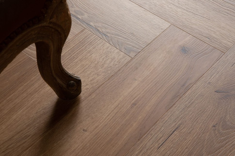 Кварцвиниловый SPC ламинат Vinilam Vinipol Herringbone Паркет Франческо 9933 венгерская елка 762×127×7 фото в интерьере