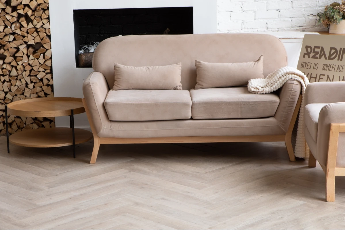 Кварцвиниловый SPC ламинат Vinilam Vinipol Herringbone Паркет Палладио 9944 венгерская елка 762×127×7 фото в интерьере