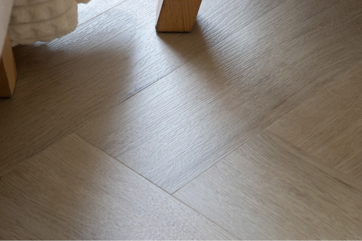 Кварцвиниловый SPC ламинат Vinilam Vinipol Herringbone Паркет Палладио 9944 венгерская елка 762×127×7 фото в интерьере