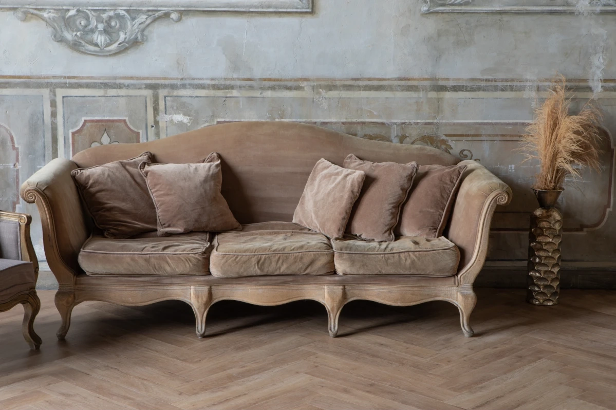 Кварцвиниловый SPC ламинат Vinilam Vinipol Herringbone Паркет Бруно 9965 венгерская елка 762×127×7 фото в интерьере