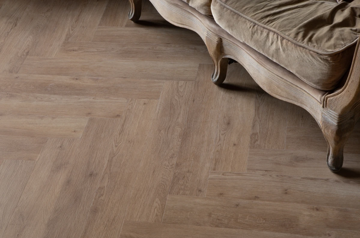 Кварцвиниловый SPC ламинат Vinilam Vinipol Herringbone Паркет Бруно 9965 венгерская елка 762×127×7 фото в интерьере