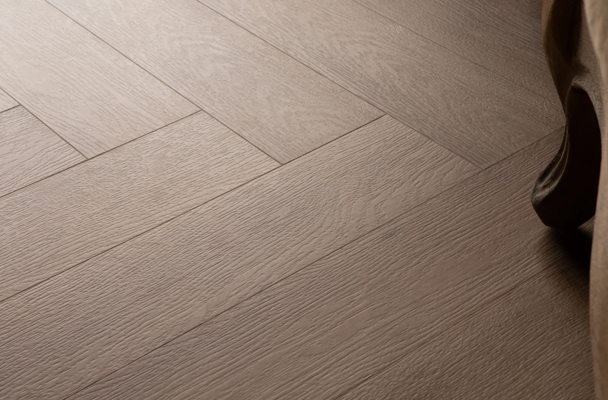 Кварцвиниловый SPC ламинат Vinilam Vinipol Herringbone Паркет Бруно 9965 венгерская елка 762×127×7 фото в интерьере