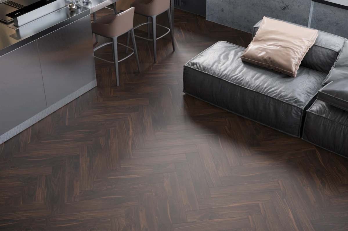 Кварцвиниловый SPC ламинат Vinilam Vinipol Herringbone Паркет Да Винчи 9977 венгерская елка 762×127×7 фото в интерьере