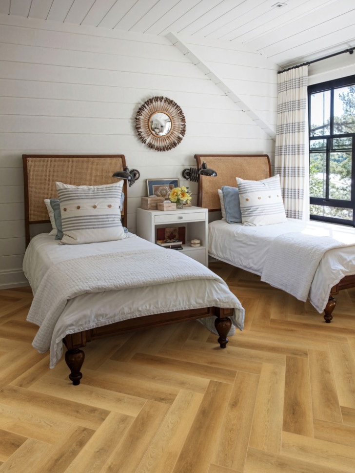 Кварцвиниловый SPC ламинат Cronafloor Herringbone 2.0 Дуб Авиньон H019 венгерская елка 640×128×4,5 фото в интерьере