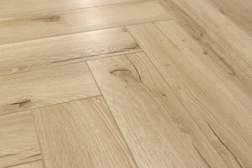 Кварцвиниловый SPC ламинат Cronafloor Herringbone 2.0 Дуб Кан H011 венгерская елка 640×128×4,5 фото в интерьере