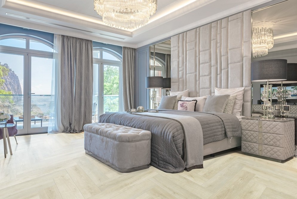 Кварцвиниловый SPC ламинат Cronafloor Herringbone 2.0 Дуб Ним H015 венгерская елка 640×128×4,5 фото в интерьере