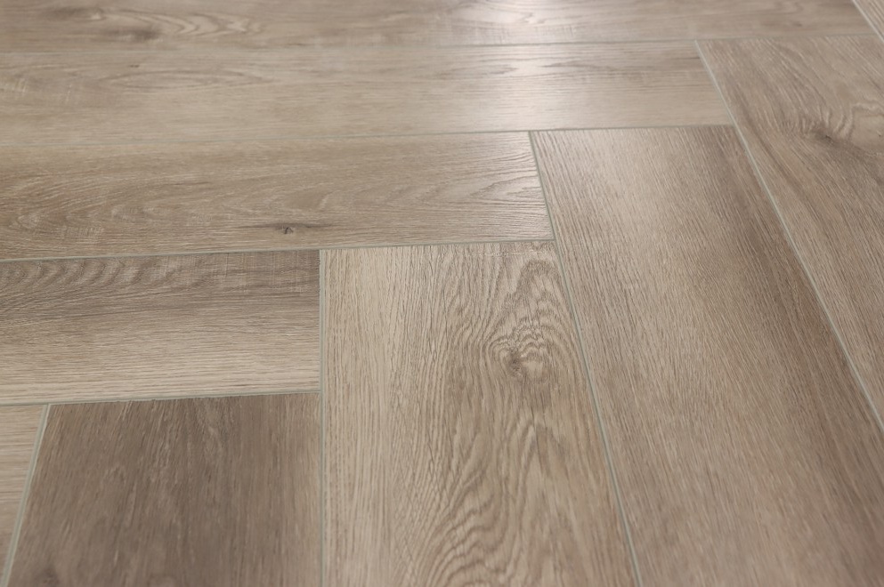 Кварцвиниловый SPC ламинат Cronafloor Herringbone 2.0 Дуб Руан H021 венгерская елка 640×128×4,5